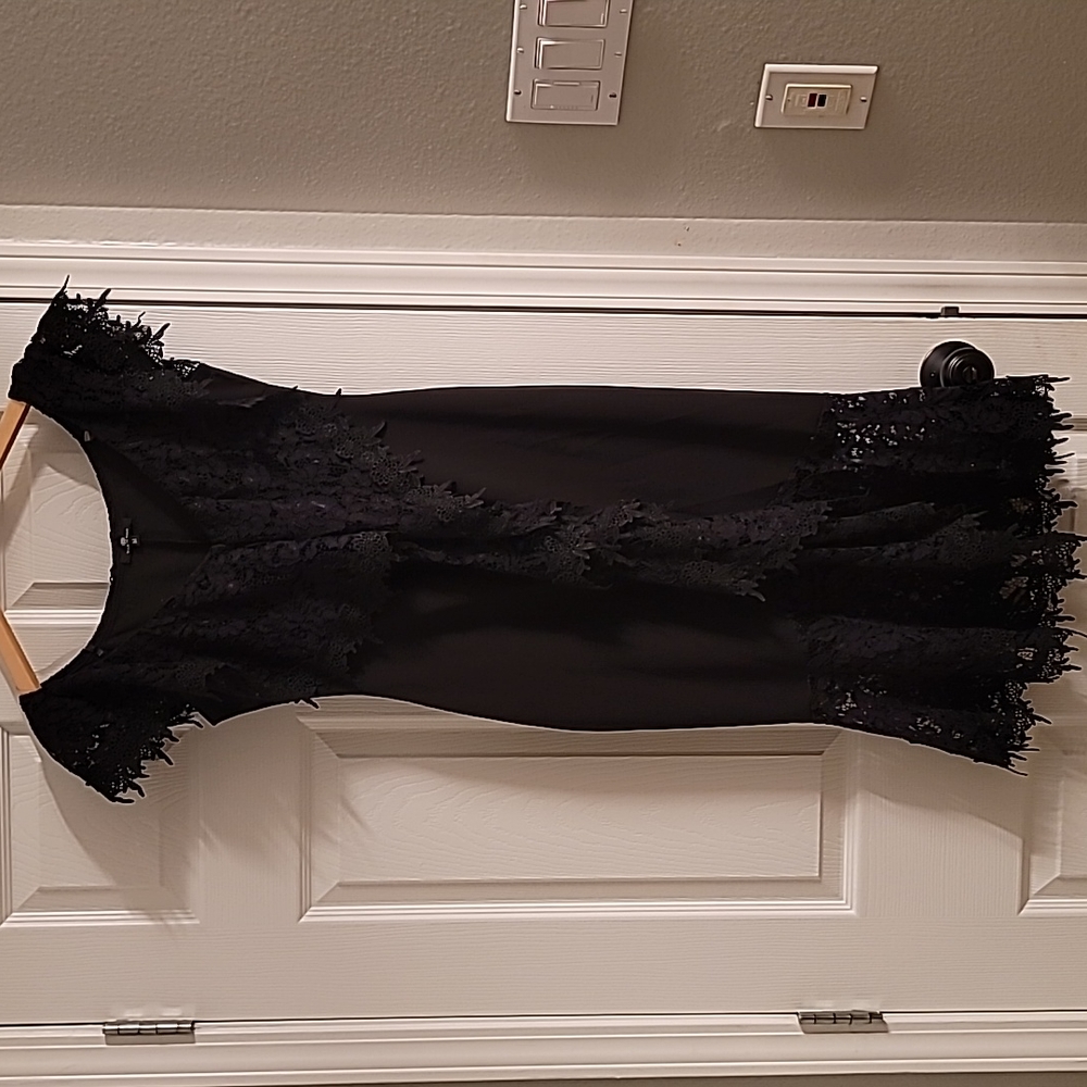 VALENTINE Women's Black lace Ruffled Midi dress size Medium